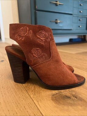 Lucky Brand Rust Suede Peep-Toe Block Heel Mule with Embroidered Roses